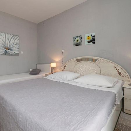 Apartment And Rooms Tatjana 오미스 외부 사진