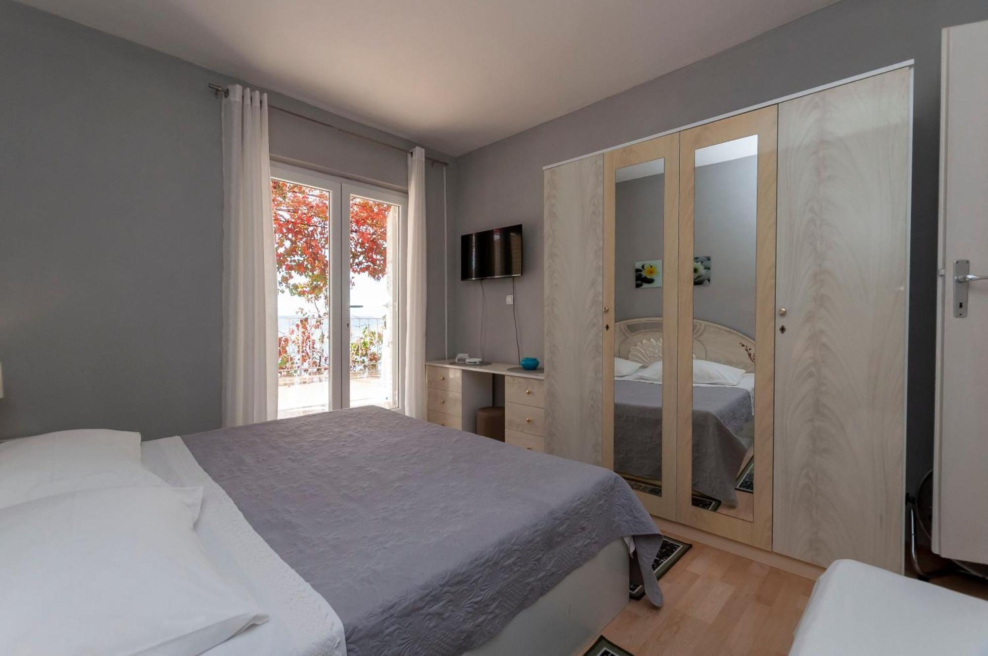 Apartment And Rooms Tatjana 오미스 외부 사진
