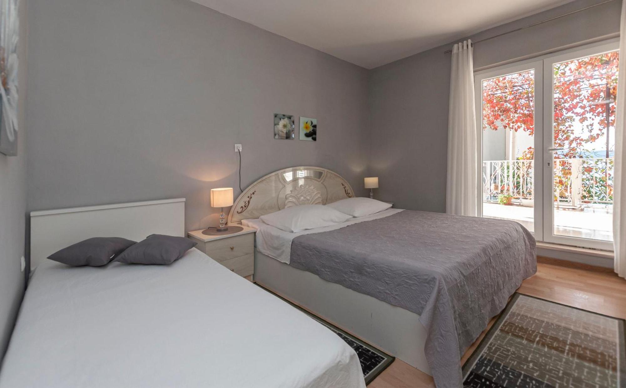 Apartment And Rooms Tatjana 오미스 외부 사진