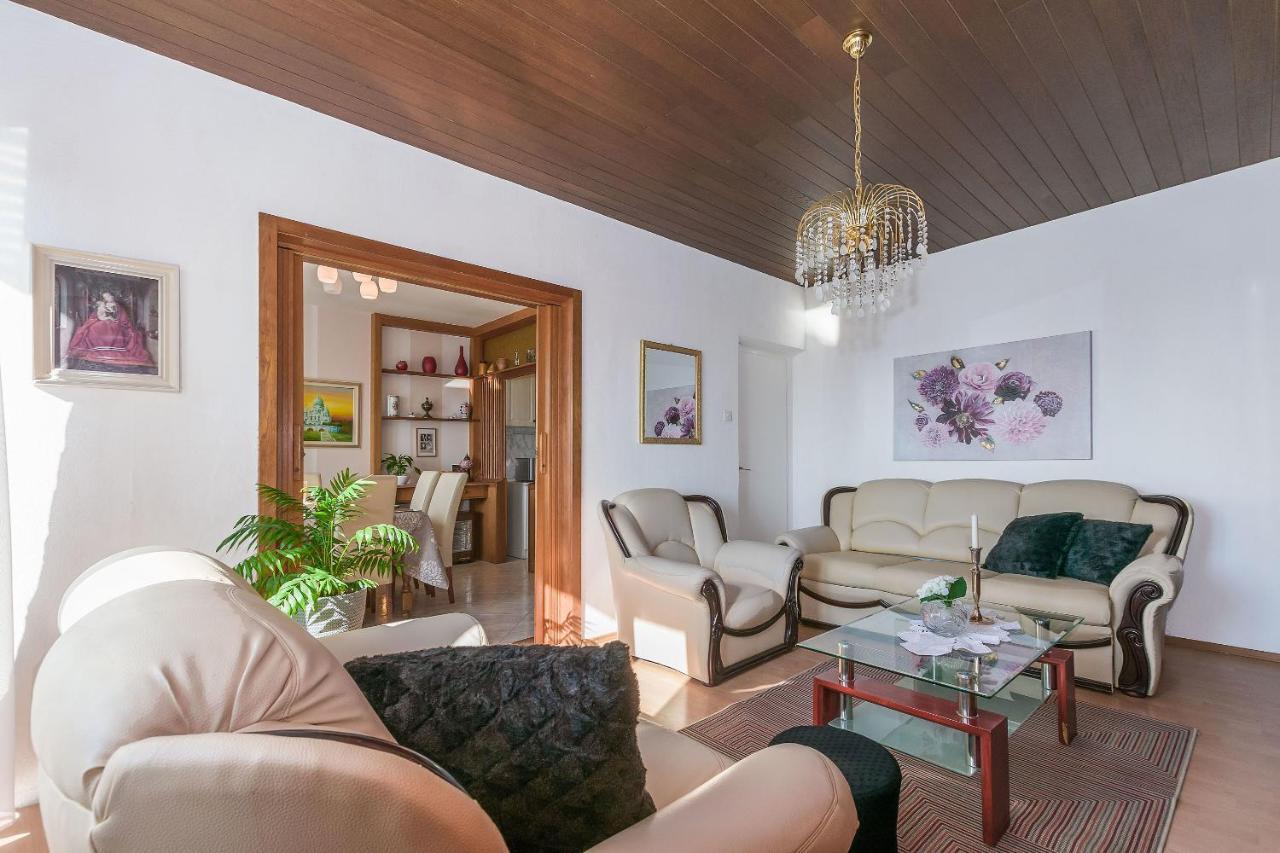 Apartment And Rooms Tatjana 오미스 외부 사진